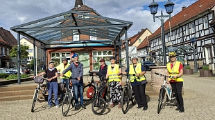 Menschen mit Fahrrädern bereit für eine der STADTRADELN-Freitagstouren 2026&nbsp;&copy;&nbsp;Stadt Herzberg am Harz