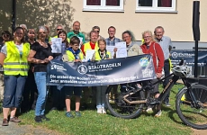 Zu sehen sind die Anwesenden Radelnden bei der STADTRADELN-Siegerehrung 2026 beim Fest im Park