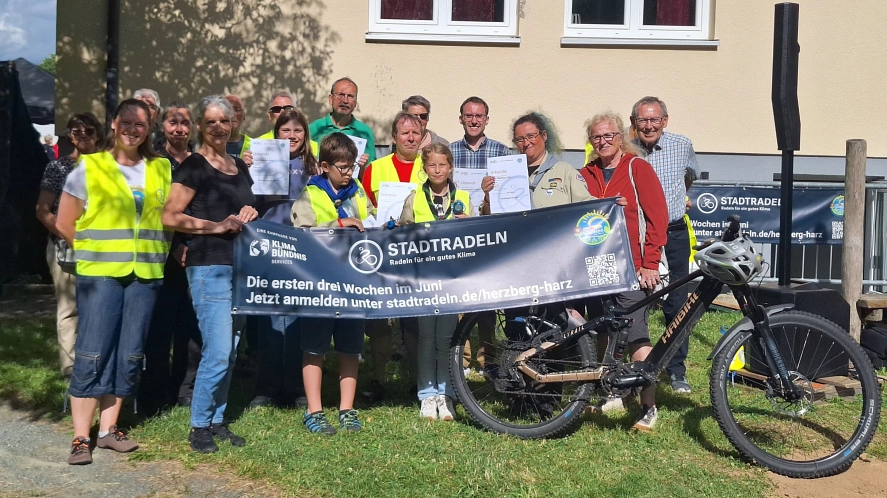 STADTRADELN-Siegerehrung 2026 beim Fest im Park Zu sehen sind die Anwesenden Radelnden bei der STADTRADELN-Siegerehrung 2026 beim Fest im Park © Stadt Herzberg am Harz