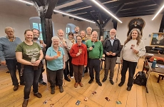 Aktive des Deutschen Esperanto-Bundes stehen im Rittersaal und zeigen Assoziationskarten aus der Morgenrunde.
