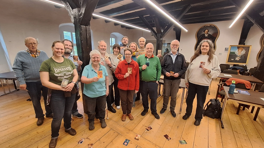 Aktive des Deutschen Esperanto-Bundes stehen im Rittersaal und zeigen Assoziationskarten aus der Morgenrunde.&nbsp;&copy;&nbsp;Deutscher Esperanto-Bund e.V.