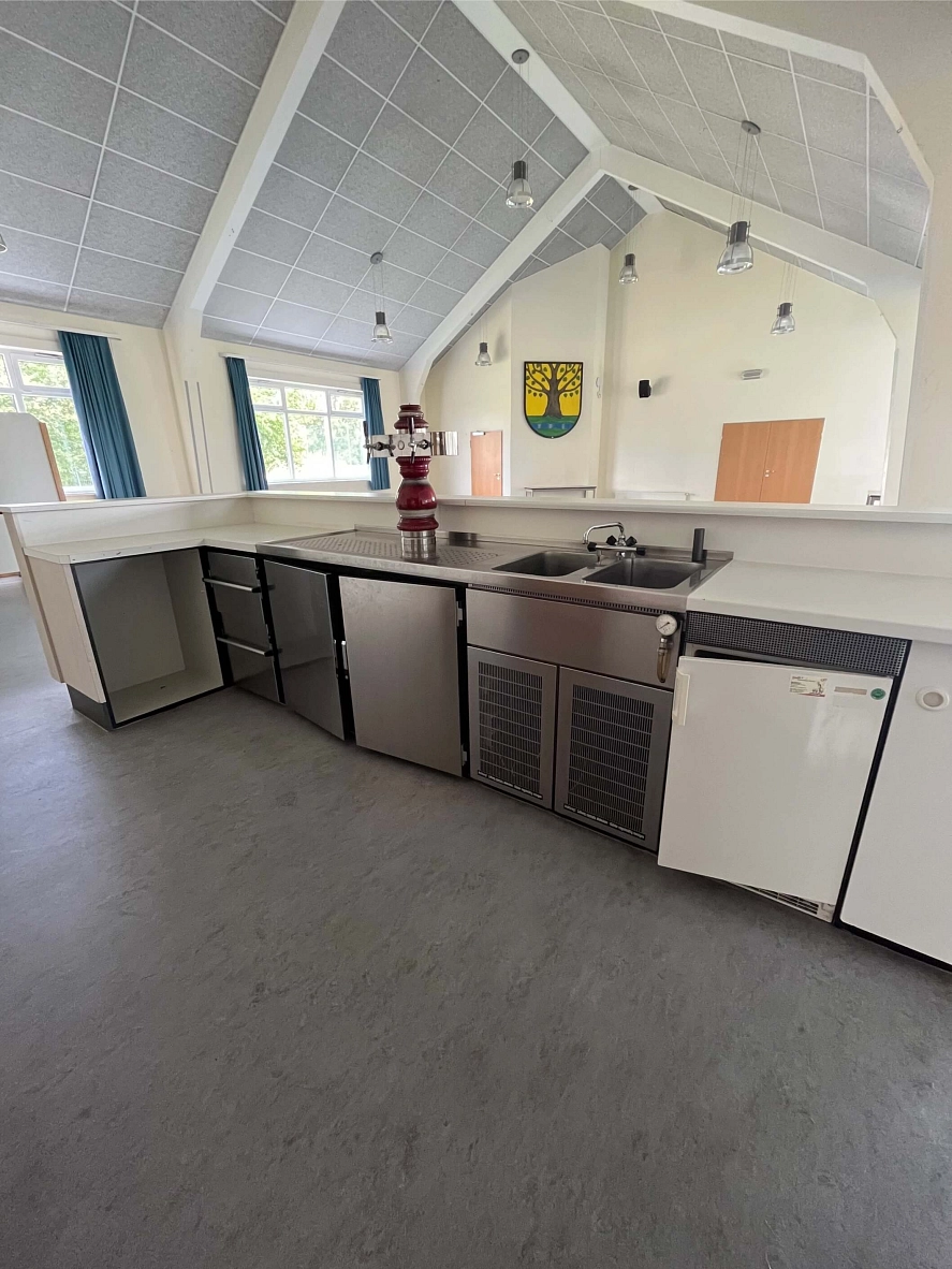 Thekenbereich Für die Bewirtung stehen eine Theke und die angrenzende Küche zur Verfügung. Die Theke ist mit einer Zapfanlage und dazugehörigem Fasskühlschrank ausgestattet. © Stadt Herzberg am Harz