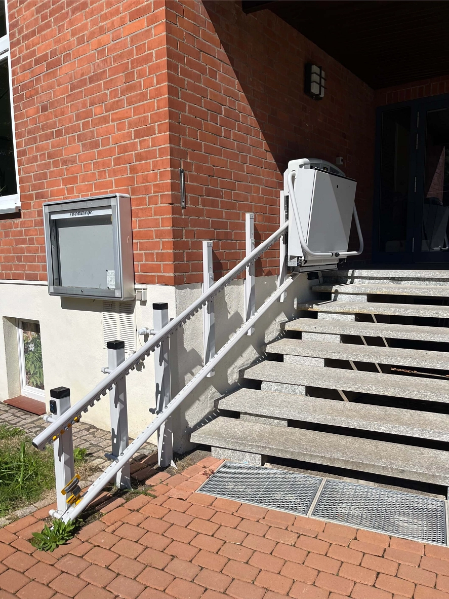 Das Dorfgemeinschaftshaus ist mit einem an der Außenwand angebrachten Treppenlift ausgestattet.&nbsp;&copy;&nbsp;Stadt Herzberg am Harz