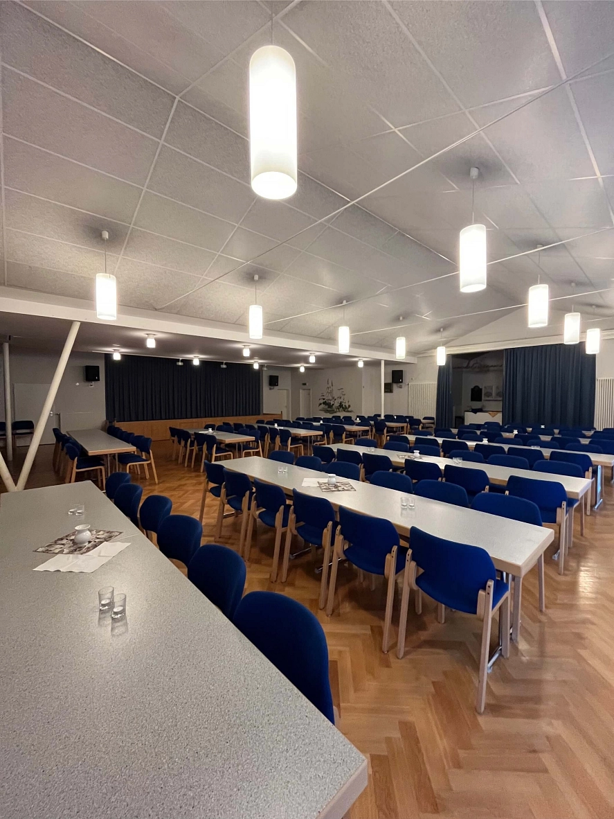 Veranstaltungsraum mit Theke Das Haus des Gastes bietet mit seinem 129 m² großen Veranstaltungsraum Platz für etwa 120 Personen. © Stadt Herzberg am Harz
