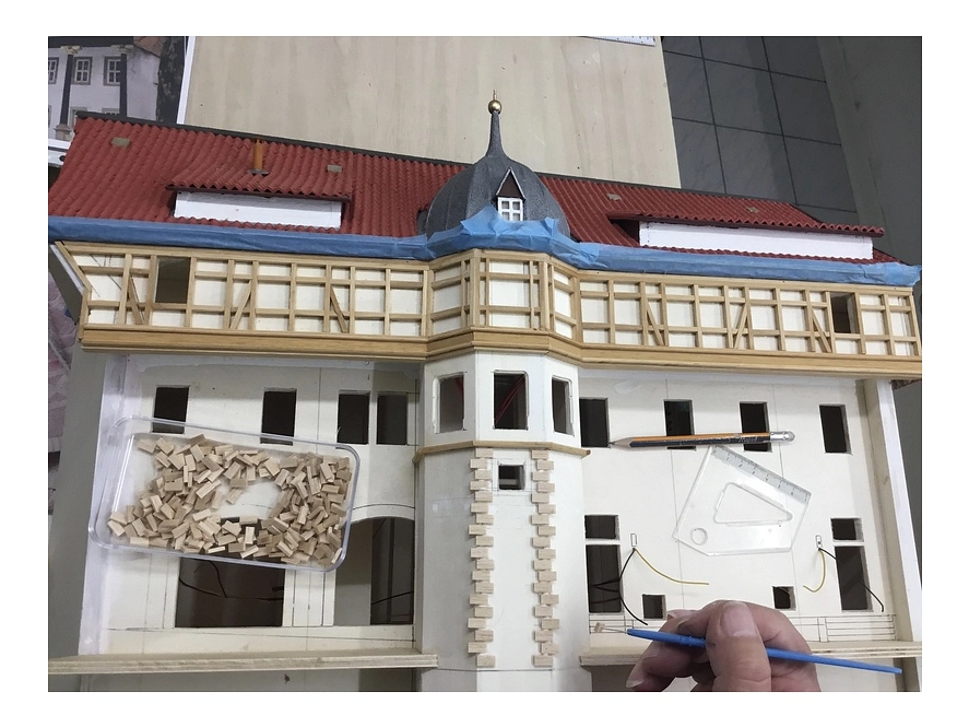 Viel filigrane Feinarbeit erfordert auch der Stammhausflügel mit seinen Treppen und Säulen. Viel filigrane Feinarbeit erfordert auch der Stammhausflügel mit seinen Treppen und Säulen. © Margit Peters