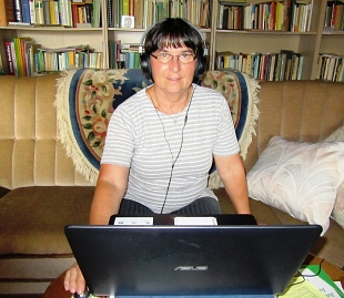 Virtuelle Esperanto-Kongresse und Kontakte (mit Foto von Zsofia Korody am PC) Zsofia Korody am PC © Esperantogesellschaft Südharz