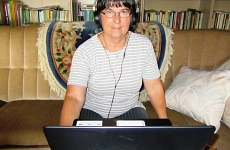 Zsofia Korody am PC