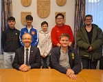 Vorsitzender Mathis Müller (vorn r.), Bürgermeister Christopher Wagner (vorn l.) und der stellvertretende Jugendratsvorsitzende Max Lange (hinten, 2. v. r.)